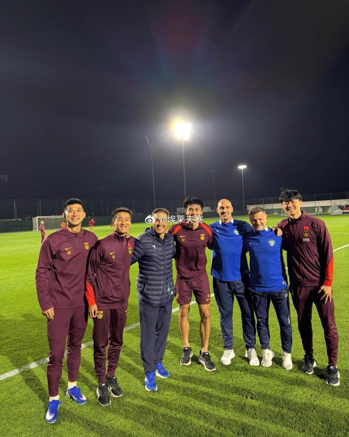 英雄联盟官网-将帅重逢，中乌赛后前广州队球员同卡帅合影留念